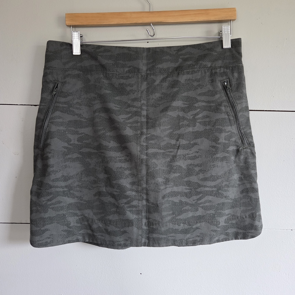Orvis Women's Green Camouflage Athletic Skort M Zip Pocket Elastic Waist Lined